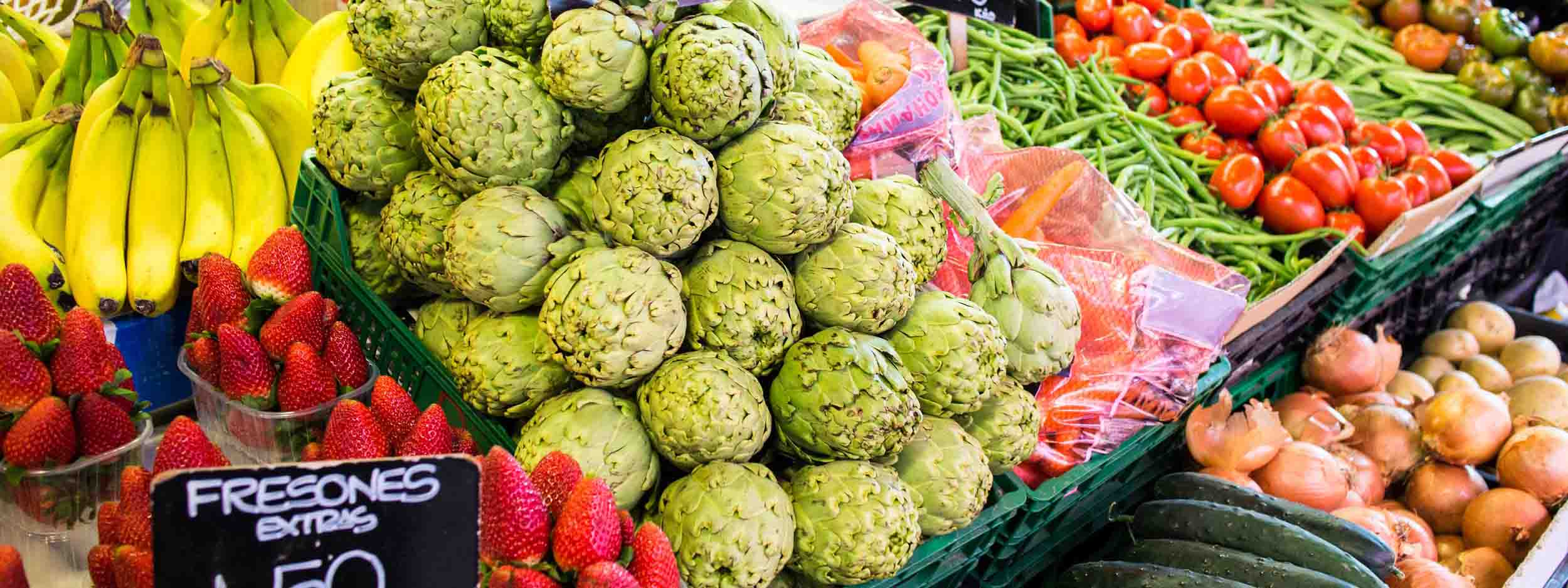 Farverigt grøntsags- og frugtmarked med friske råvarer