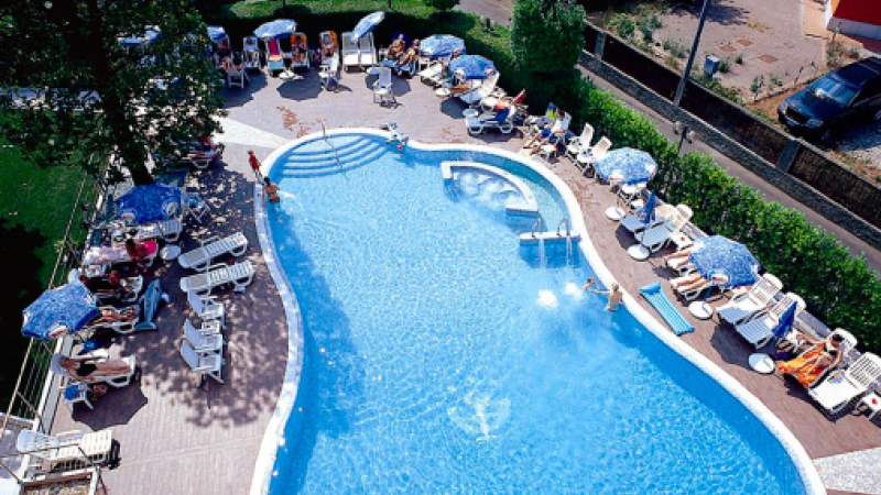 Stor och klar utomhuspool på Hotel Bisesti på resa till Gardasjön.