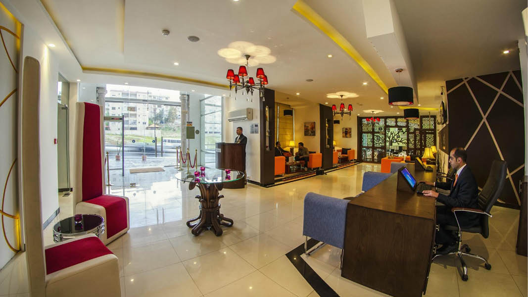 Receptionen på Meneur Hotel