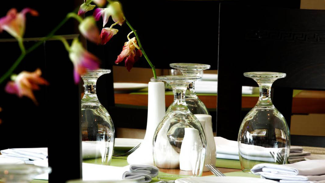 Dækket op til middag på Meneur Hotel